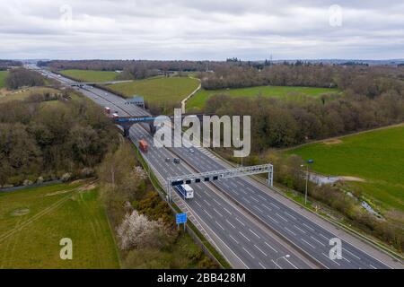 Viadotto Chalfont, Gerrards Cross, Regno Unito. 30th marzo 2020. Il famigerato Viadotto Chalfont che mostra un messaggio di ringraziamento per l'NHS britannico durante la pandemia di coronavirus. Il famoso slogan "regala a Peas a Chance" è stato realizzato fino alla fine del 2018. Credito: Ricci Fothergill/Alamy Live News Foto Stock