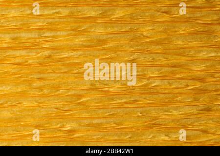 Dettaglio di primo piano della carta crespata gialla increspata. Vista frontale Foto Stock