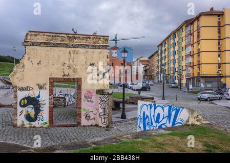 Rovine di vecchio forte sul capo colline di Santa Catalina nell'area di Cimadevilla di Gijon nella comunità autonoma delle Asturie, Spagna Foto Stock