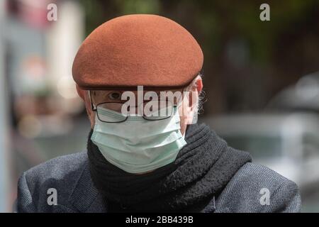 Beirut, Libano. 30 marzo 2020. Un pedone che indossa maschera protettiva chirurgica camminare durante un blocco a livello nazionale esteso fino al 12 aprile 2020 per arginare la diffusione di covid-19 coronavirus. Credit: amer ghazzal/Alamy Live News Foto Stock