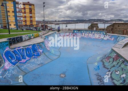 Skatepark e rovine di vecchio forte sulle colline di Santa Catalina capo nella zona di Cimadevilla di Gijon nella comunità autonoma delle Asturie, Spagna Foto Stock