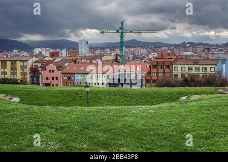 Vista dal parco sul capo delle colline di Santa Catalina nell'area di Cimadevilla di Gijon nella comunità autonoma delle Asturie, Spagna Foto Stock