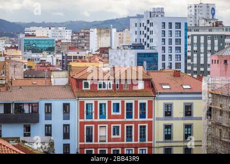 Edifici vecchi e nuovi in Cimavilla e quartieri del centro storico della città di Gijon in Spagna visto dalla collina di Santa Catalina Foto Stock