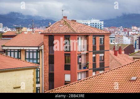 Edifici vecchi e nuovi in Cimavilla e quartieri del centro storico della città di Gijon in Spagna visto dalla collina di Santa Catalina Foto Stock