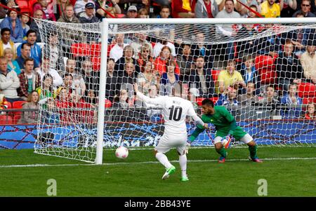 Chris Wood della Nuova Zelanda segna l'obiettivo di apertura del gioco contro l'Egitto durante la partita Egitto / Nuova Zelanda Gruppo C a Old Trafford, Manchester. Foto Stock