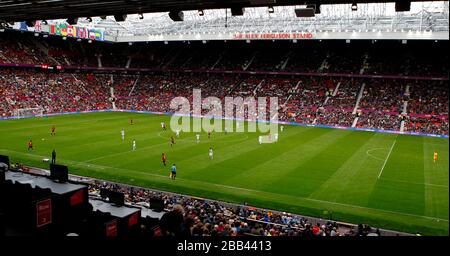 Chris Wood (a sinistra) della Nuova Zelanda celebra il punteggio di apertura del gioco contro l'Egitto durante la partita Egitto / Nuova Zelanda Gruppo C a Old Trafford, Manchester. Foto Stock