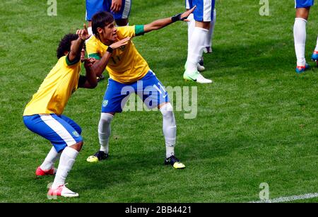 Il Brasile Neymar celebra il suo obiettivo contro la Bielorussia durante la partita Brasile/Bielorussia del gruppo C a Old Trafford, Manchester. Foto Stock