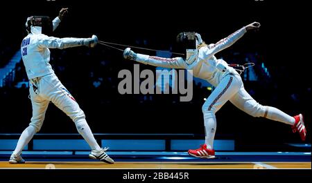 Corinna Lawrence (a destra) della Gran Bretagna in azione contro Caterin Bravo Aranguiz del Cile nella scherma individuale della Women's EPEE all'Excel Arena di Londra, il terzo giorno delle Olimpiadi di Londra 2012. Foto Stock