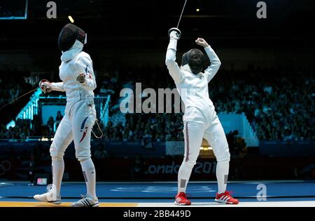 Corinna Lawrence (a destra) della Gran Bretagna celebra la sua vittoria sulla Caterin Bravo Aranguiz del Cile nella scherma individuale della Women's EPEE all'Excel Arena di Londra, il terzo giorno delle Olimpiadi di Londra 2012. Foto Stock