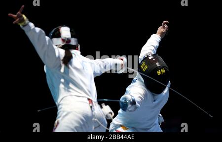 Maria Martinez dal Venezuela (a sinistra) in azione contro Imke Duplitzer dalla Germania nella Women's EPEE Individual Scherma alla Excel Arena di Londra. Foto Stock