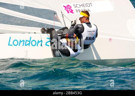 Il team brasiliano Star di Robert Schiedt e Bruno Prada si allenano nella baia di Weymouth. La loro prima gara competitiva è domani. Foto Stock