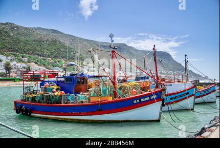 Città del Capo, Sud Africa, 20th Gennaio - 2020: Barche di gamberi ormeggiate nel porto. Foto Stock