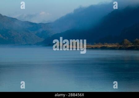 L'alba del mattino di Misty sopra la baia e il fiume di Toyooka (Toyooka-shi) è una città nella parte settentrionale della prefettura di Hyogo, Giappone. La città è stata fondata Foto Stock