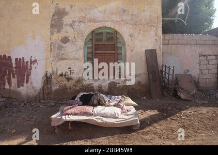 Un uomo addormentato su un letto per le strade di Gibuti Foto Stock