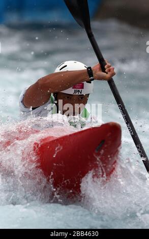 Kazuki Yazawa del Giappone fa il suo percorso attraverso un cancello durante il singolo di Kayak dell'uomo (K1) semifinale al centro di acqua bianco di Lee Valley il giorno 5 dei giochi olimpici a Londra. Foto Stock