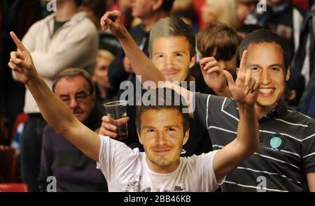 I fan della Gran Bretagna indossano le maschere di David Beckam e Prince William negli stand prima del gruppo UNA partita tra Gran Bretagna e Uruguay al Millennium Stadium Foto Stock