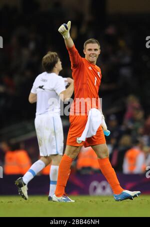 Il portiere della Gran Bretagna Jack Butland dà i pollici alla folla dopo il gruppo UNA partita contro l'Uruguay al Millennium Stadium Foto Stock