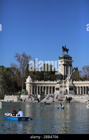 Monumento ad Alfonso XII nel Parco Buen Retiro (Parque del Buen Retiro, o Parco del piacevole ritiro) a Madrid, Spagna Foto Stock