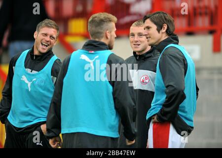 Dannie Bulman, Billy Clarke, Nicky Adams e Josh Simpson (da sinistra a destra) di Crawley Town condividono uno scherzo a metà tempo Foto Stock