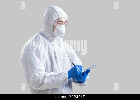 Pericolo di epidemia umana. Il medico asiatico maschio scrive le informazioni Foto Stock