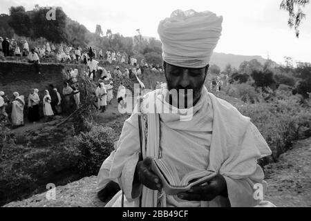 Sacerdote che celebra Leddet (Natale etiope) a la Libela Foto Stock