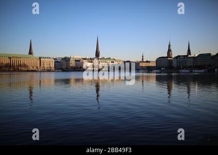 Il Lago Binnenalster, o il Lago Alster interno, ad Amburgo, in Germania, con il Jungfernstieg e Rathaus sullo sfondo Foto Stock