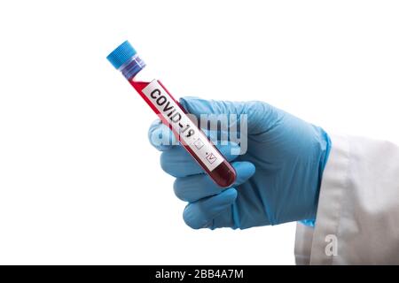 Microbiologo con una provetta di campione biologico contaminata da Coronavirus con etichetta Covid-19 su sfondo bianco Foto Stock