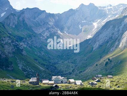 Meglisalp con le montagne sullo sfondo Foto Stock