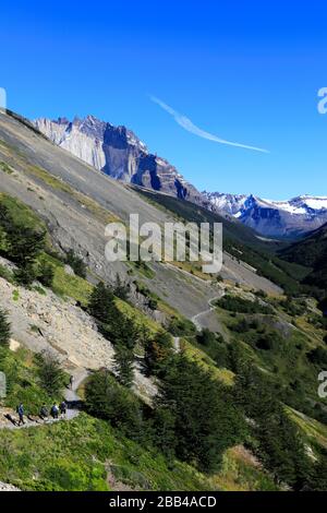 Camminatori lungo la valle del Rio Ascendente, Parco Nazionale Torres de Paine, Regione Magallanes, Patagonia, Cile, Sud America Foto Stock