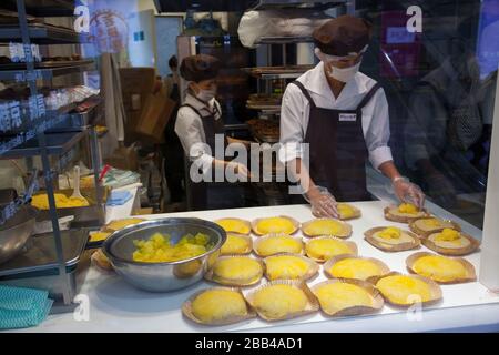 Stallo alimentare giapponese alla stazione ferroviaria di Osaka, Giappone Foto Stock