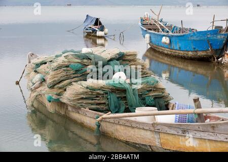 Barche da pesca in acqua a Lang Co Vietnam Foto Stock