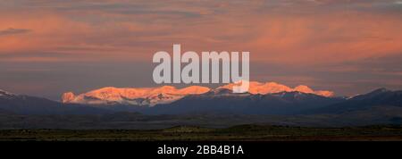 Alba sulle tre Torri, Parco Nazionale Torres de Paine, Regione Magallanes, Patagonia, Cile, Sud America Foto Stock