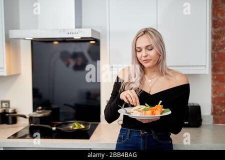 singola femmina sano mangiare Foto Stock