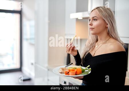 singola femmina sano mangiare Foto Stock