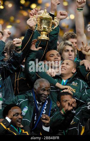 Il Webb Ellis Trophy è tenuto in aloft dal team sudafricano. Il presidente sudafricano Thabo Mvuyelwa Mbeki è in fondo al centro. (Bryan Haba Foto Stock