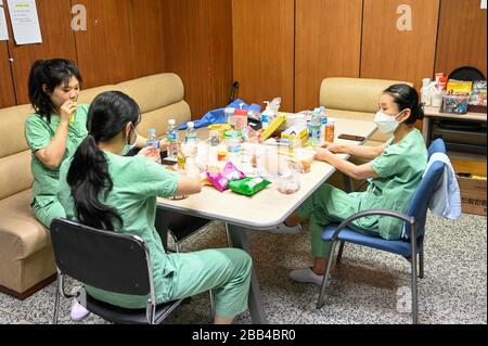 Daegu, Corea del Sud. 30th Mar, 2020. Nursess prende un riposo dal trattamento dei pazienti COVID-19 nella loro sala di pausa presso il Keimyung University Dongsan Medical Center, un ospedale a Daegu, Corea del Sud Martedì, 24 marzo 2020. Foto di Thomas Maresca/UPI Credit: UPI/Alamy Live News Foto Stock