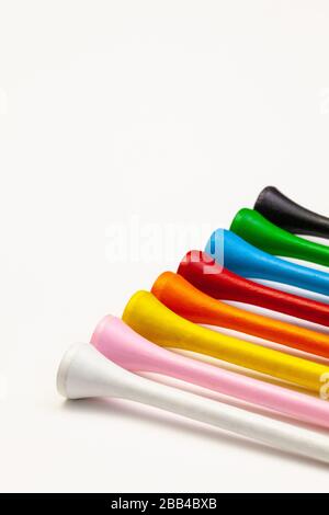 Set da golf - palla con tee. Magliette da golf nei colori arcobaleno. Foto Stock