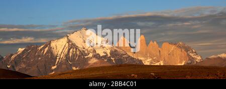 Alba sulle tre Torri, Parco Nazionale Torres de Paine, Regione Magallanes, Patagonia, Cile, Sud America Foto Stock