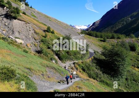 Camminatori lungo la valle del Rio Ascendente, Parco Nazionale Torres de Paine, Regione Magallanes, Patagonia, Cile, Sud America Foto Stock