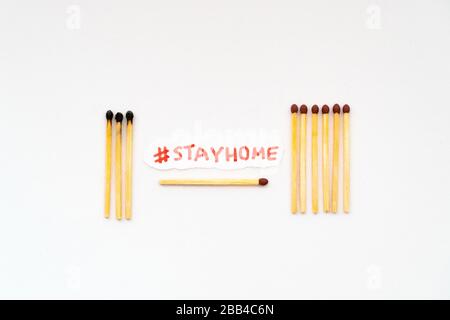 Soggiorno a casa. Concetto di allontanamento sociale come stayathome. Fiammiferi bruciano, un pezzo impedisce al fuoco di spargere. Concetto di arresto del Foto Stock