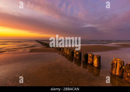 Bellissimo e colorato tramonto sul Mar Baltico Foto Stock