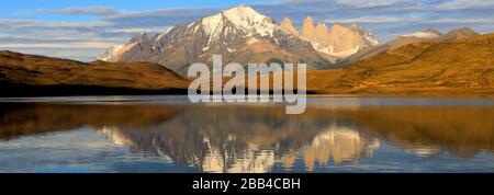 Alba sulle tre Torri da Laguna Armaga, Parco Nazionale Torres de Paine, Regione Magallanes, Patagonia, Cile, Sud America Foto Stock