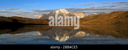 Alba sulle tre Torri da Laguna Armaga, Parco Nazionale Torres de Paine, Regione Magallanes, Patagonia, Cile, Sud America Foto Stock