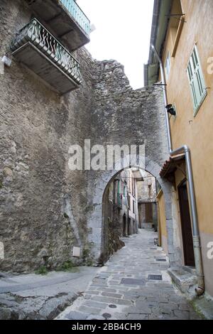 13th secolo villaggio di Saint Martin Vesubie nelle Alpi francesi Foto Stock