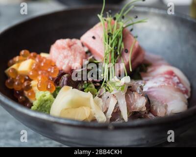 kaisendon - tipico pasto giapponese di pesce crudo servito in una ciotola Foto Stock
