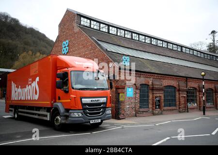 Un furgone di Warburtons effettua una consegna ad un supermercato di Co-op in Ironbridge mentre il Regno Unito continua in blocco per contribuire a frenare la diffusione del coronavirus. Foto Stock
