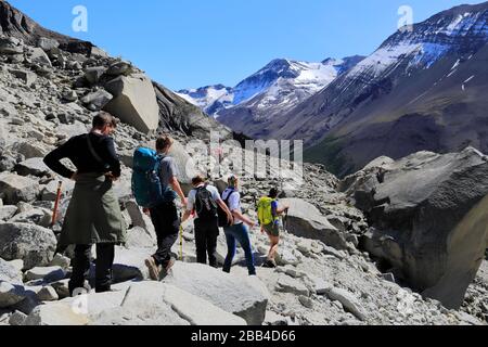 Camminatori lungo la valle del Rio Ascendente, Parco Nazionale Torres de Paine, Regione Magallanes, Patagonia, Cile, Sud America Foto Stock