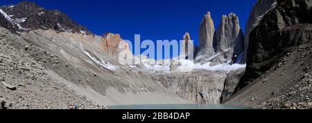 Camminatori alle tre Torri, Parco Nazionale Torres de Paine, Regione Magallanes, Patagonia, Cile, Sud America Foto Stock