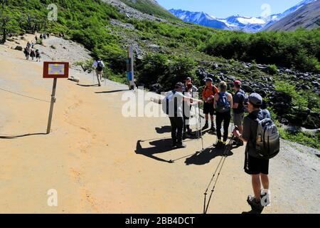 Camminatori lungo la valle del Rio Ascendente, Parco Nazionale Torres de Paine, Regione Magallanes, Patagonia, Cile, Sud America Foto Stock