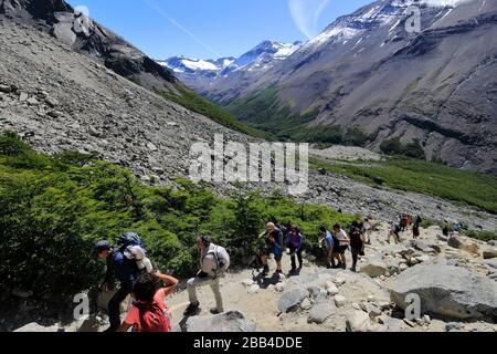 Camminatori lungo la valle del Rio Ascendente, Parco Nazionale Torres de Paine, Regione Magallanes, Patagonia, Cile, Sud America Foto Stock